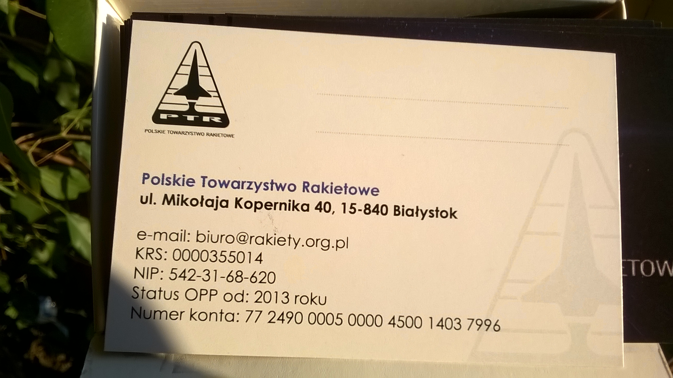 Tył z miejscem na wpis własnych danych kontaktowych.