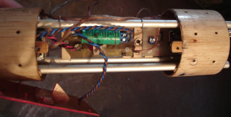 Ciasne upakowanie elektroniki, między te rurki alu, wchodzi jeszcze kamera przymocowana do klapki.