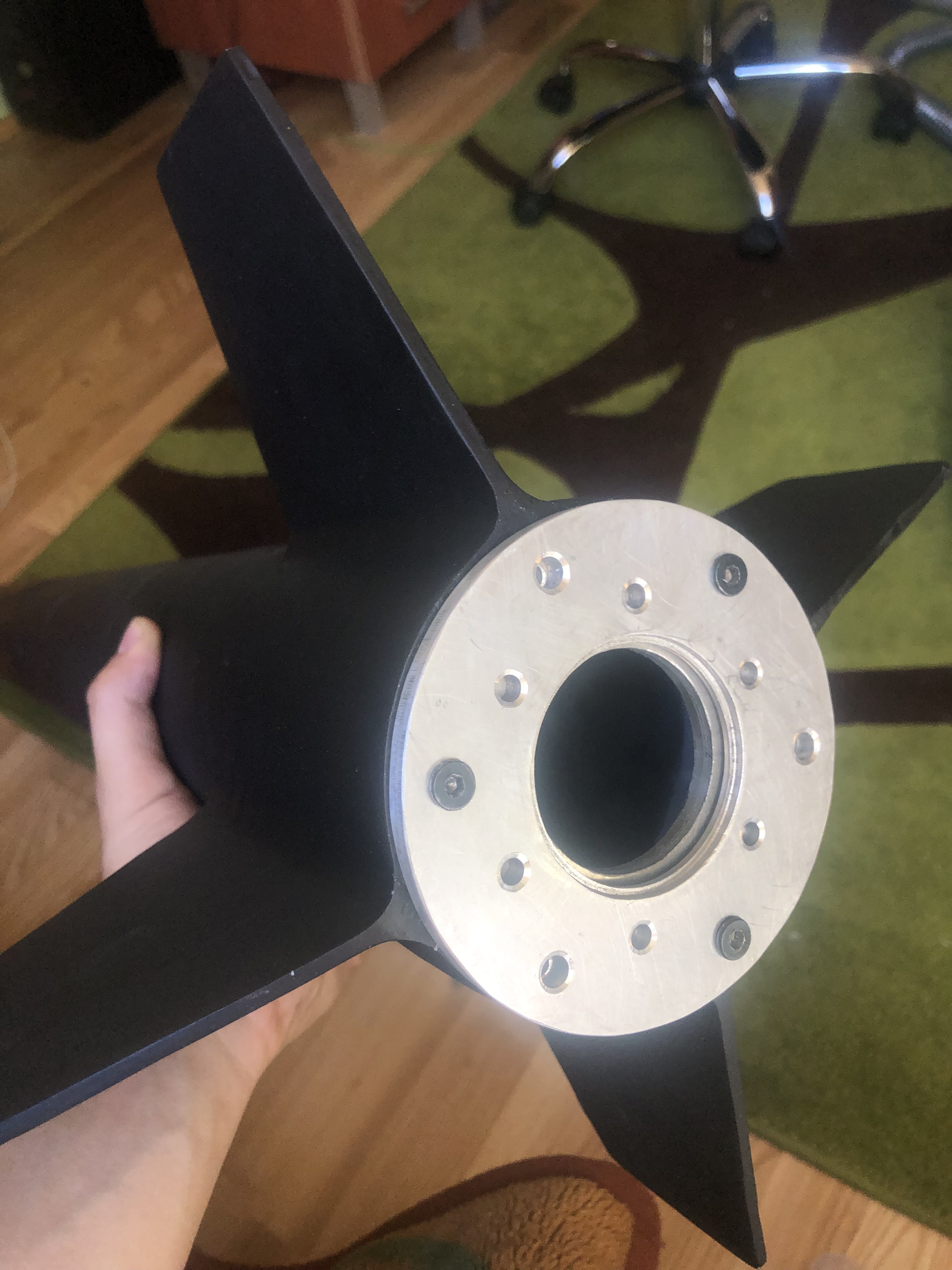 Mocowanie Studeta1500, silnik będzie się trzymał poprzez pierścień w obudowie